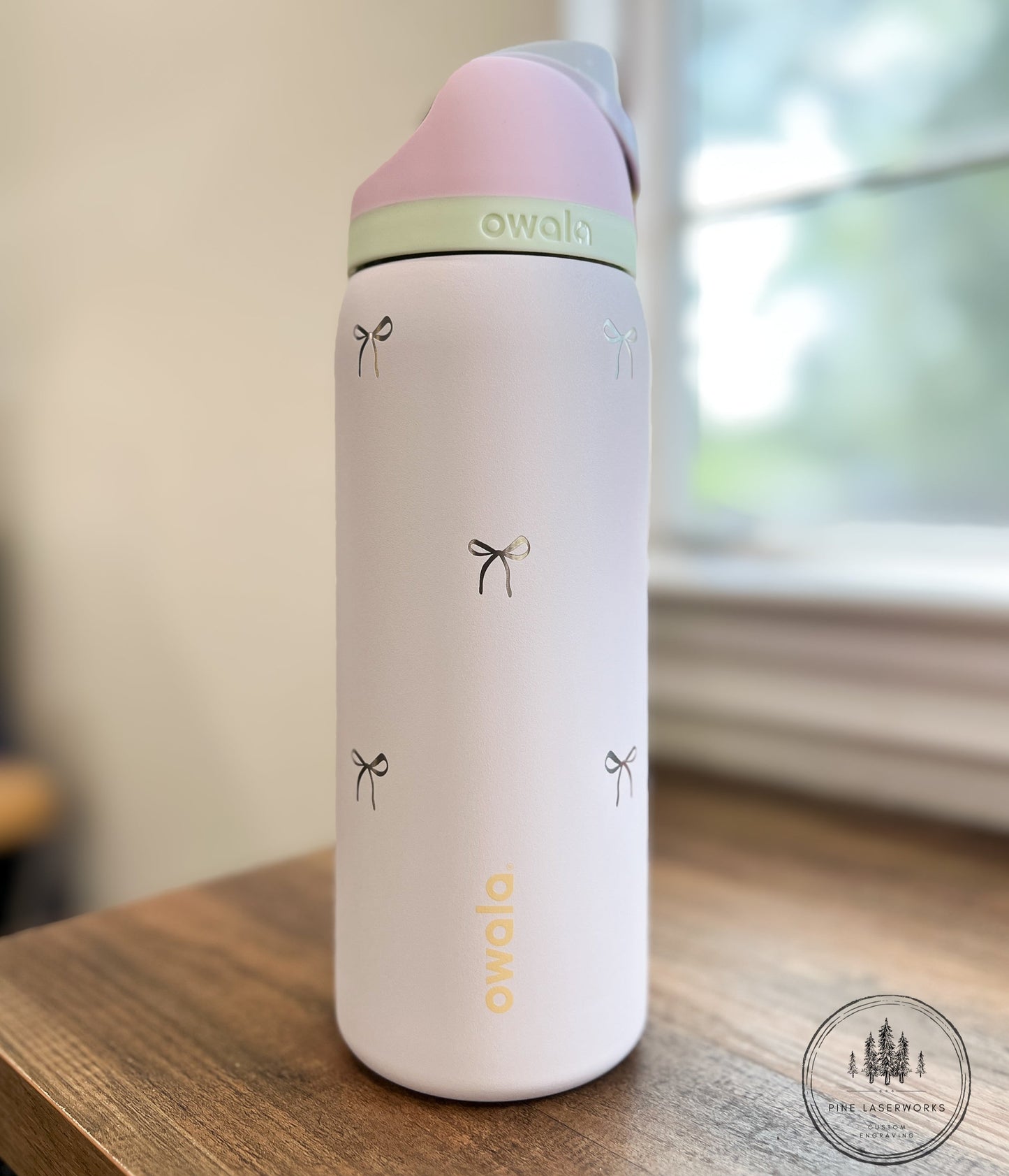 Personalized Bow Pattern Owala 32oz Freesip Water Bottle - Pine LaserworksBow Pattern with Name Owala Freesip Personalized Laser Engraved Water Bottle pinelaserworks.com